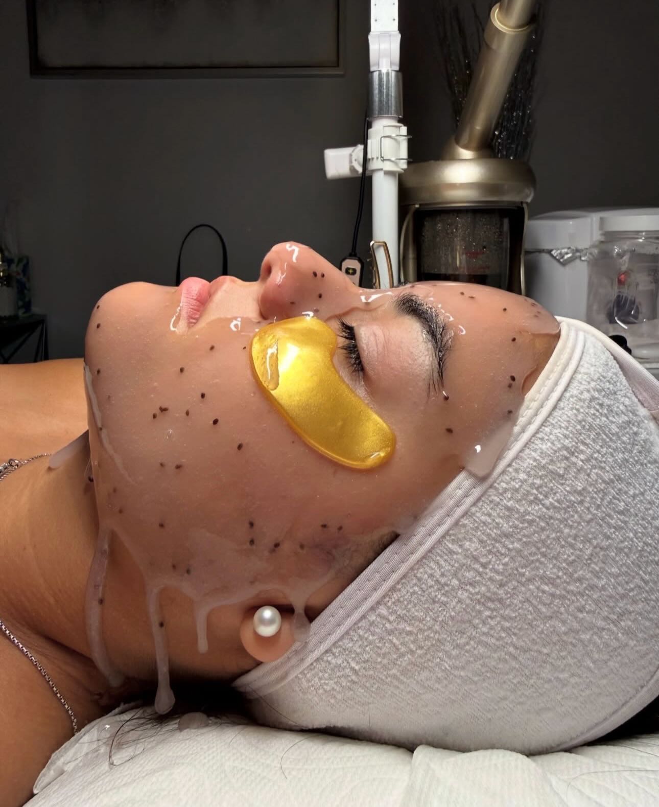 Gold eye mask spa treatment
